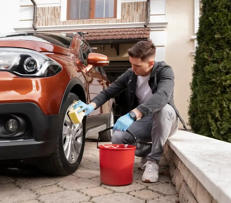 Lavage auto à domicile Trémoulet : professionnel intervenant sur un véhicule